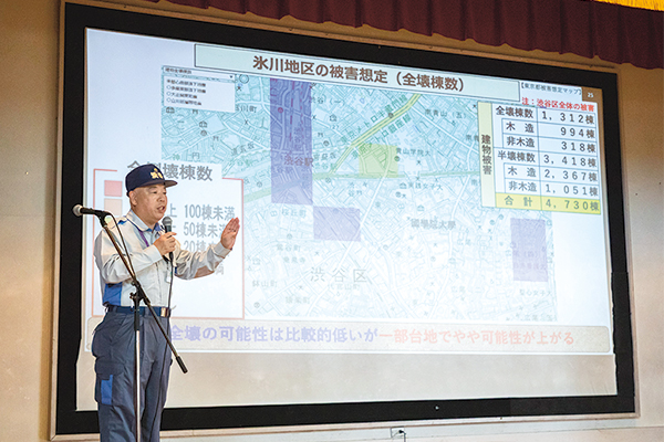 ステージ上で講話する危機管理対策監