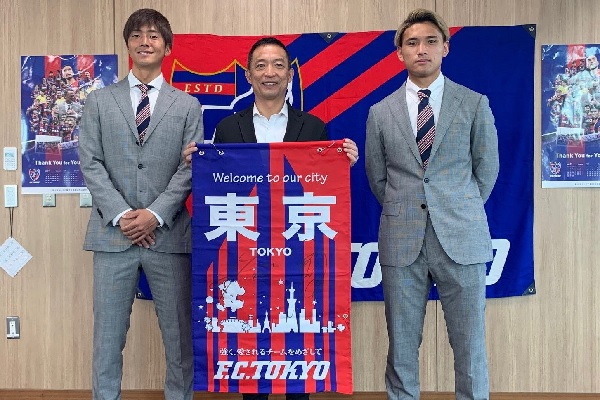 塚川孝輝選手と松木玖生選手と長谷部区長が並んでいる様子の写真