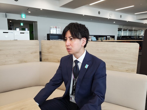 インタビューに答える職員の写真