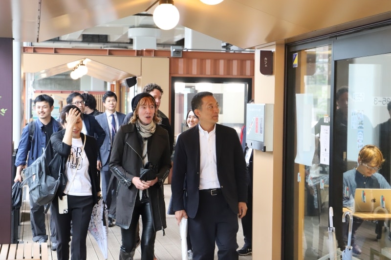 ジャネット・サディク＝カーン氏と区長による駒テラス西参道視察の様子