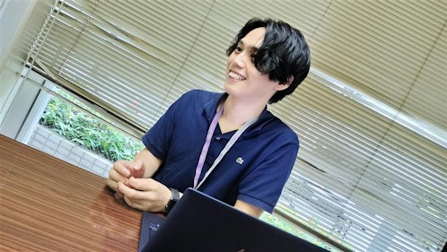 インタビューに答える職員の写真