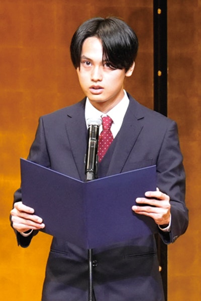 メッセージを発表している様子