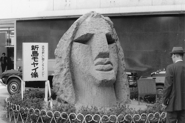 当時のモヤイ像の設置風景