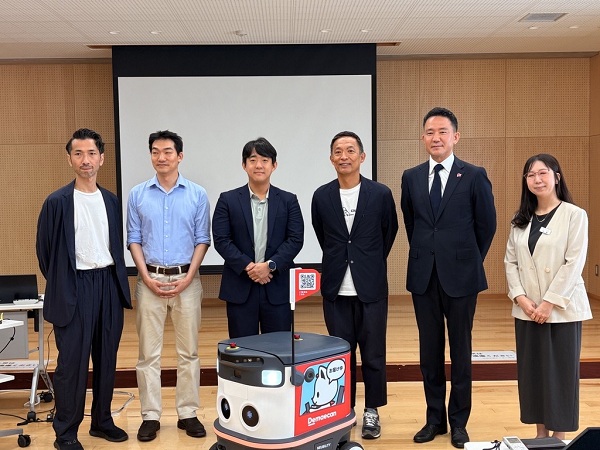 画像:配達ロボット出発式での集合写真