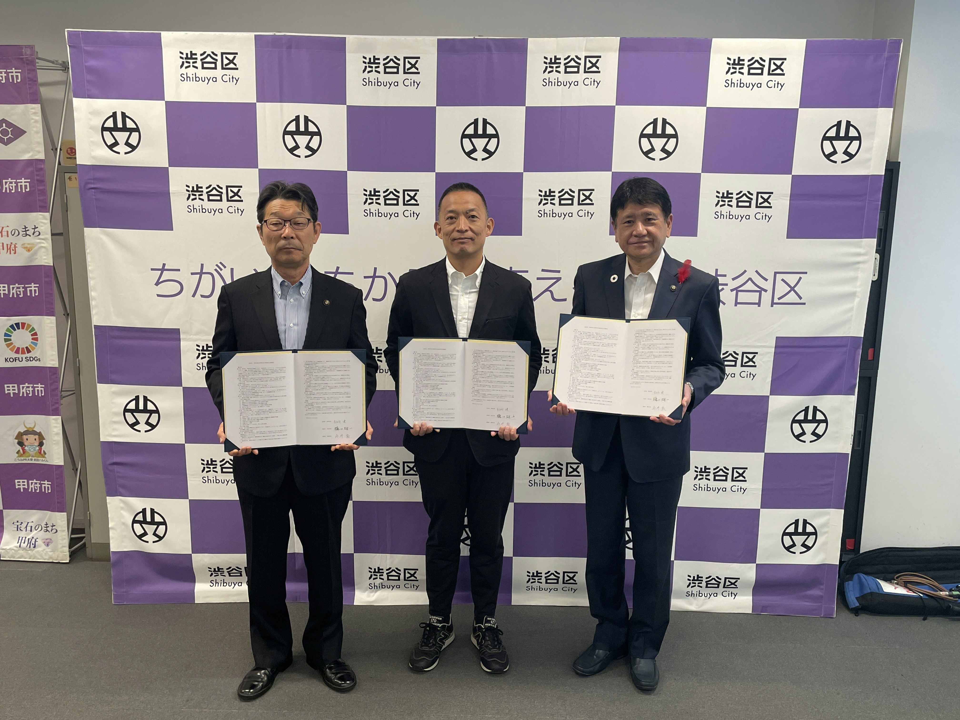協定締結式における樋口市長、今井市長、長谷部区長の写真です。