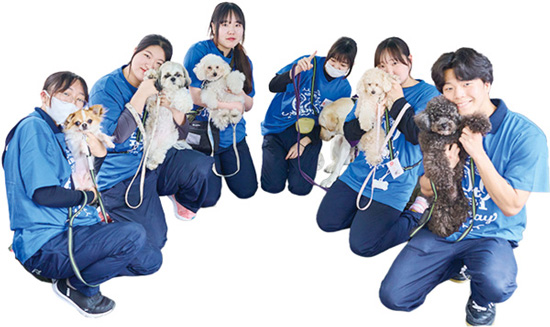 おとなりサンデー参加者の皆さまと犬 写真