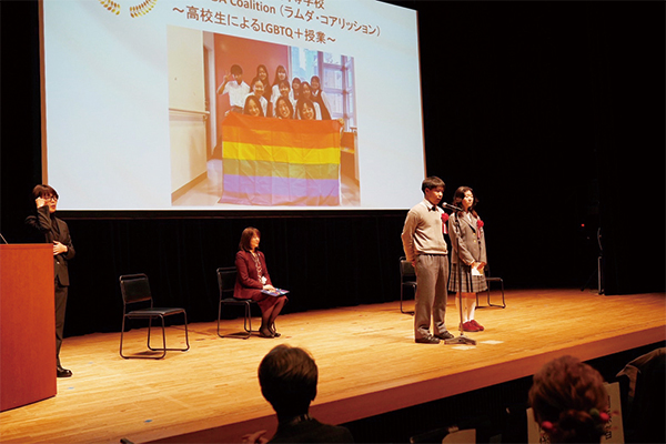 ステージで表彰を受ける学生