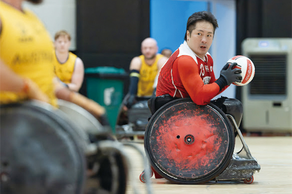 車いすラグビーの試合中の島川さん