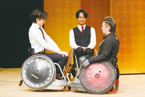 壇上で選手のタックルを体験している様子