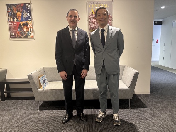 画像：長谷部区長とジルベルト・ジョルジェ・デ・ソウザ・ジェロニム駐日ポルトガル共和国大使の記念撮影