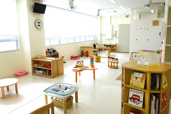 絵本やおもちゃが設置された屋内の子ども向けスペース
