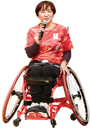 マイクをもった山崎さん