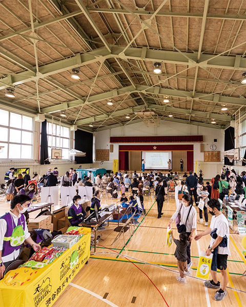 体育館で講話や防災グッズの販売が行われている様子