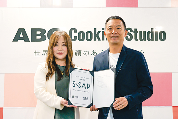 (左) 株式会社ABC Cooking Studio代表取締役社長兼CEO 志村なるみ、(右)渋谷区長 長谷部健