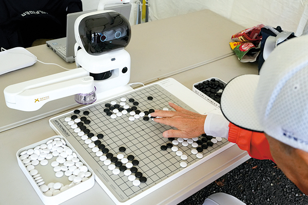 ロボットと対局している参加者の様子