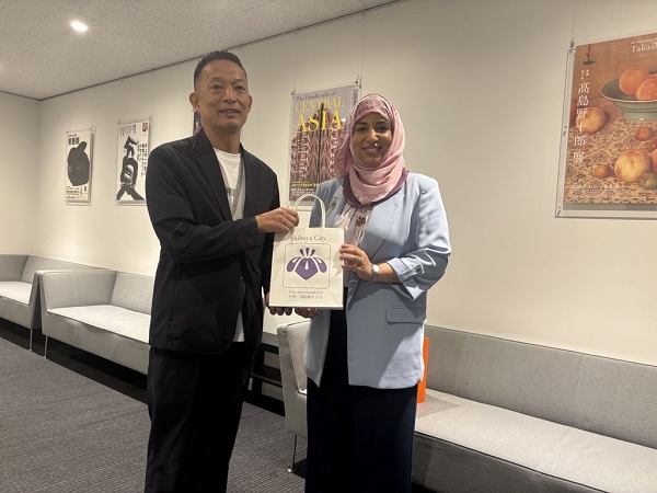 画像：長谷部区長とオマーン国臨時代理大使アイシャ　サハル　ワイード　アリ　アルカルシィ氏の記念撮影 