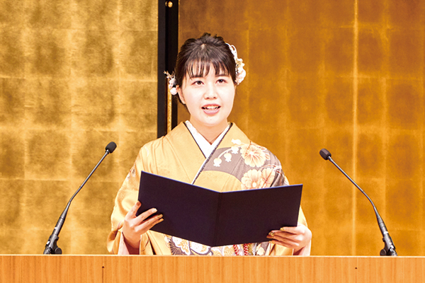 はたちのメッセージを発表する野元さん