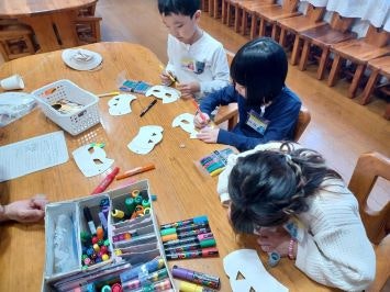 児童が工作をしている様子