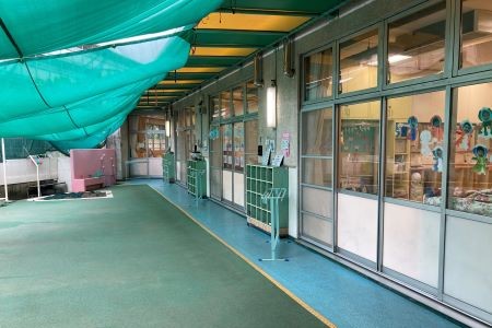 園庭から見た園舎の様子