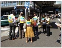 バリアフリー協議会の委員が渋谷駅周辺の歩道で街歩きをしている様子写真