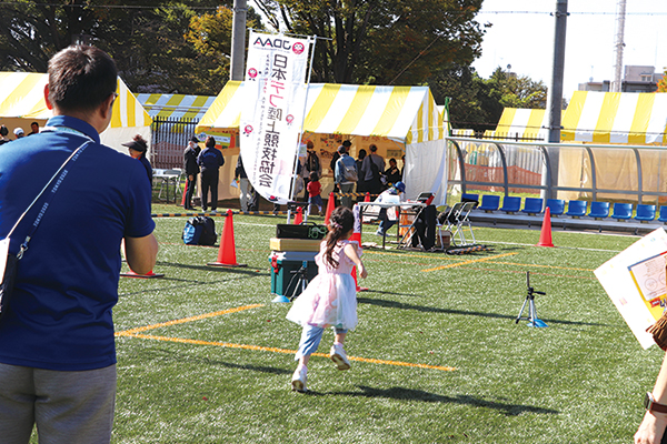 デフリンピックの陸上競技を体験する子どもの様子
