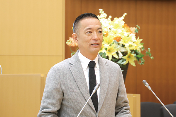 長谷部区長が区議会定例会で登壇している様子