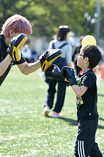 格闘技を体験する子どもの様子