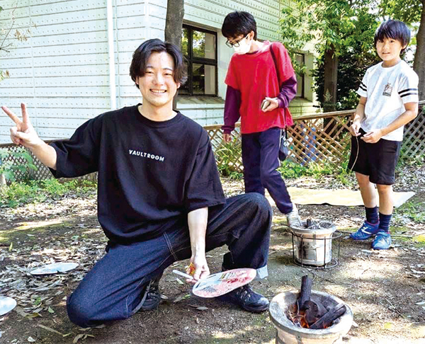 子どもたちと参加者が七輪を囲んでいる様子