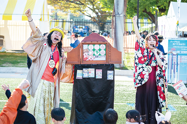 屋外でデフスポーツ紙芝居を披露している様子