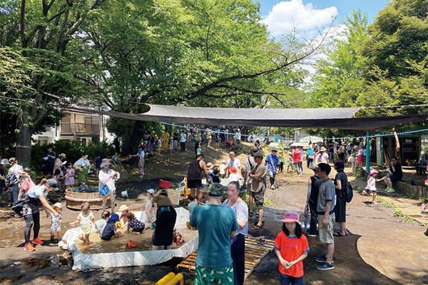 渋谷はるのおがわプレーパークの園内に集う参加者たちの様子