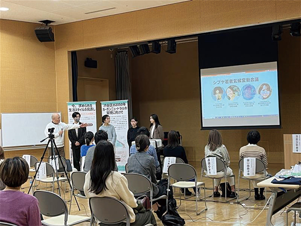 「シブヤ若者気候変動会議」の今年度メンバーと「渋谷サステナブル・アワード」の今年度受賞者が登壇し、活動内容を話している様子