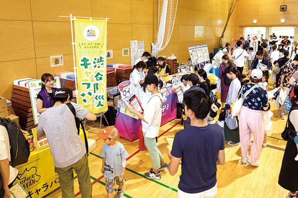 体育館内に設営されたブースに集う参加者の様子