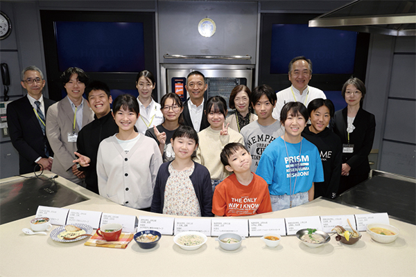 スープを前に小中学生と審査委員の皆さんが並んでいる記念写真