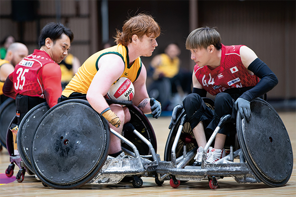 車いすラグビーの試合中に車いす同士がタックルする様子