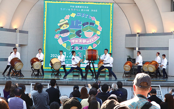 ステージで楽器の演奏を披露している様子