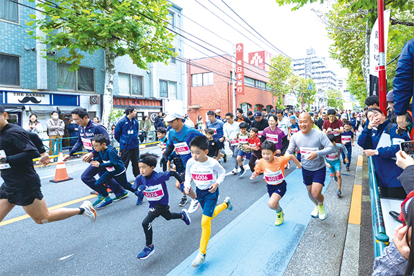 大勢の参加者がコースを走っている様子