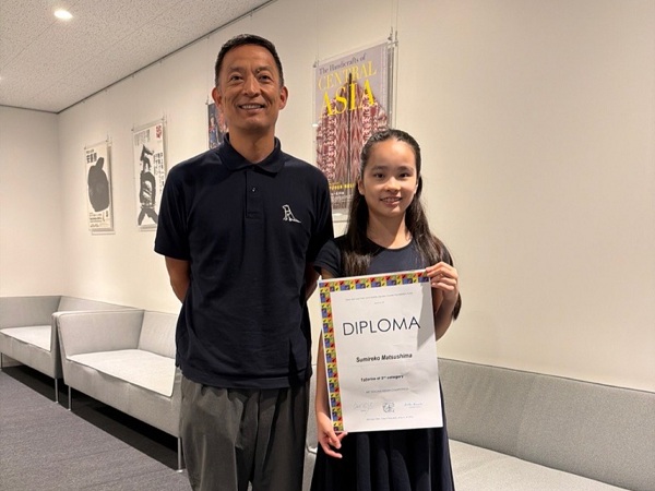 画像:バイオリニスト松島菫子さんと長谷部区長の記念撮影