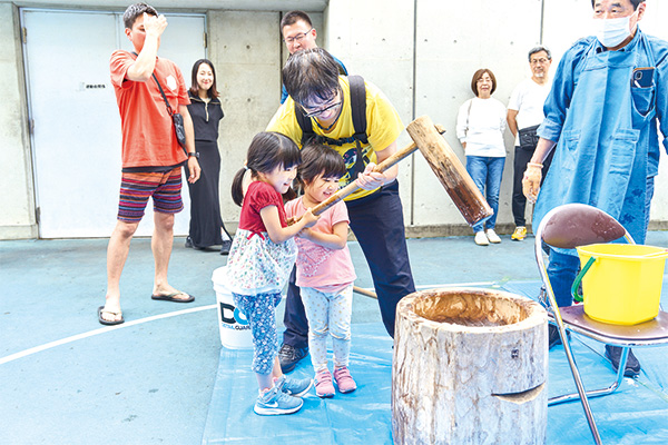 餅つきを体験する子どもたちの様子
