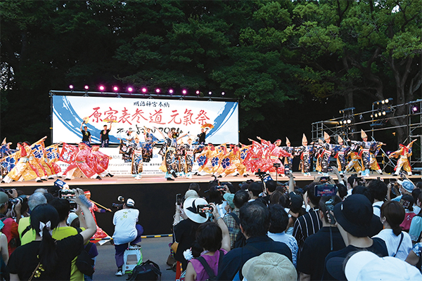 ステージでよさこいを披露する踊り子の皆さん