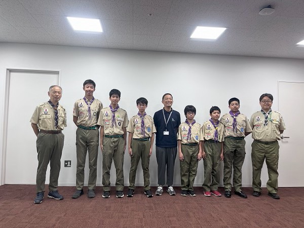 画像：長谷部区長とボーイスカウト渋谷区協議会の皆さんの記念撮影 