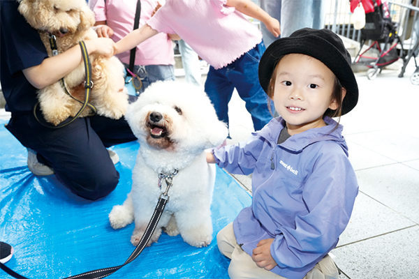 犬とふれあいを楽しむ子どもの様子