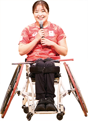 マイクをもった里見さん