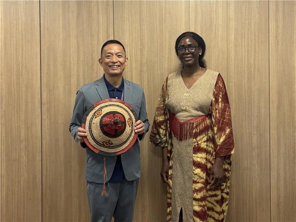 長谷部区長とビバタ・ネビエ・ウエドラオゴ駐日ブルキナファソ大使