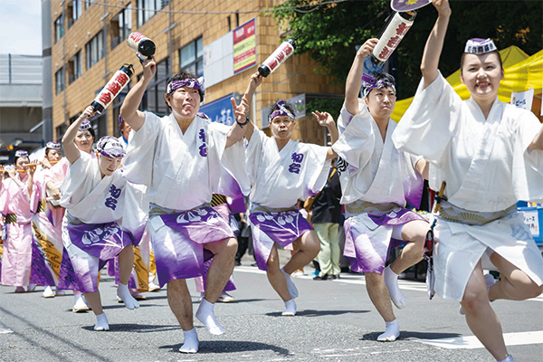 法被を着て踊りながら通りを練り歩く初台の商盛会の皆さん